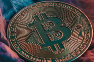 Біткоїн продовжує падіння: вартість криптовалюти знизилась на 0,9%