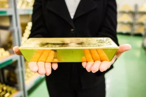 Золото дешевшає на тлі зміцнення долара й очікувань призначень у ФРС