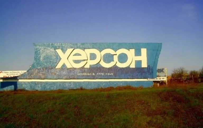 Удар рф по мосту у Херсоні: речник Сил оборони Півдня повідомив, що ворог частково його зруйнував