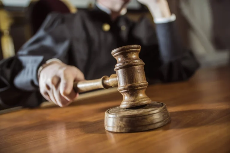 Правовий парадокс або як Верховний Суд по різному застосував одну і ту саму норму закону в аналогічних справахКасаційний адміністративний суд у складі Верховного Суду розглянув дві схожі справи щодо банків "Конкорд" та "Місто Банк",
застосувавши одну норму права, але трактував її по-різному. Це викликає питання щодо неупередженості розгляду та позбавляє
акціонерів "Конкорду" доступу до правосуддя.Економіка • 12 серпня, 16:50 • 101152 перегляди