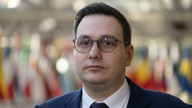 Глава МЗС Чехії у Дніпрі тричі спускався в укриття під час переговорівГлава МЗС Чехії Ян Ліпавський під час візиту до Дніпра провів частину зустрічей у бомбосховищі через повітряну тривогу. Це був
другий випадок за дві доби, коли міністру довелося переривати програму через сигнал тривоги.Політика • 09:04 • 4158 перегляди