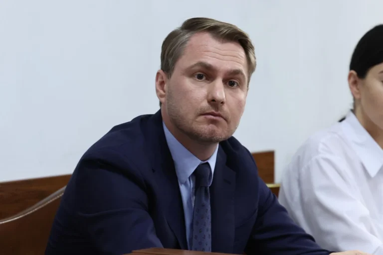 Замість служіння закону – служили грошам: Кравченко повідомив про викриття схеми підробки судових рішень на ДонеччиніПравоохоронці викрили масштабну схему підробки судових рішень у Мар'їнському райсуді на Донеччині, вручено 5 підозр. Схема
дозволяла ухилятися від мобілізації за 3 тисячі доларів, а одна з суддів виправдовувала агресію рф.Війна • 15 серпня, 09:41 • 4840 перегляди