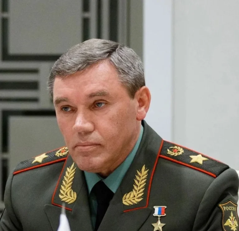 росія намагатиметься переконати США в успіхах на Донеччині: начальник російського генштабу підготував для путіна фейкову карту наступуНачальник генштабу рф підготував карту Донеччини з неіснуючими "шляхами просування ДРГ". Це має створити враження "контролю" над
фронтом та нібито готовності до швидкого наступу.Війна • 15 серпня, 10:10 • 4658 перегляди