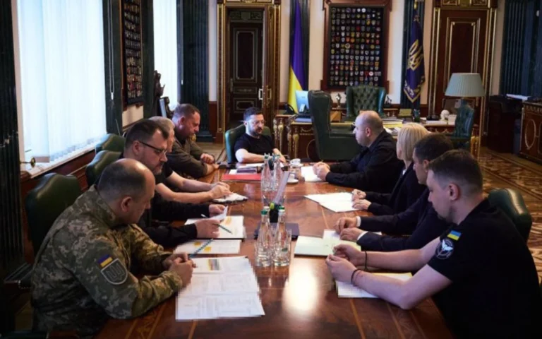 Зеленський після засідання Ставки: “Ми зміцнюємо фронт і готові до будь-яких викликів”
