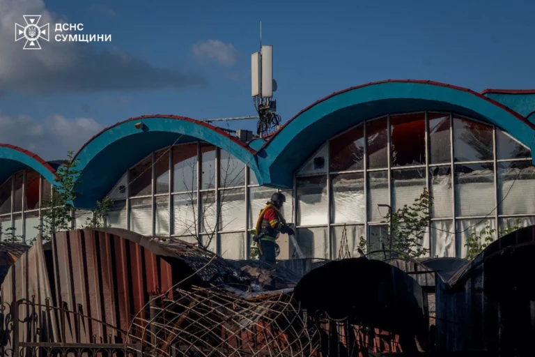 Російський дрон атакував ринок у центрі Сум: до медиків звернулася одна людина