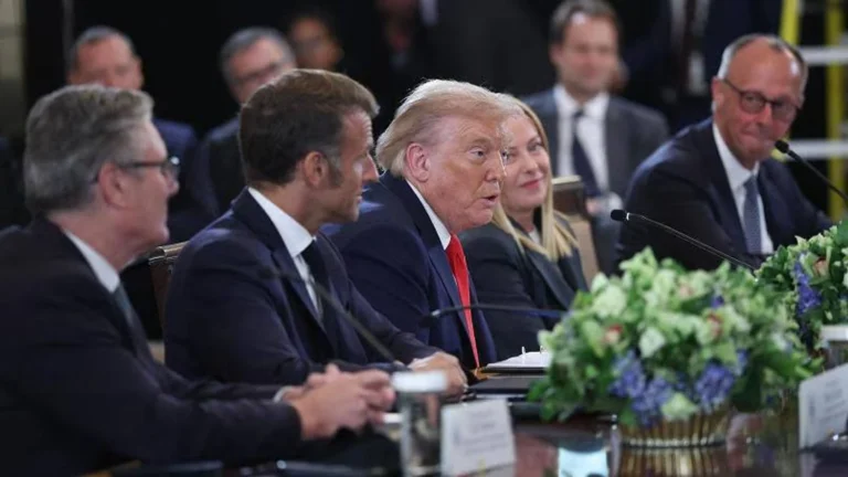 Трамп скасував відпустку через перемовини: Зеленський та путін вже “в процесі огранізації” зустрічі