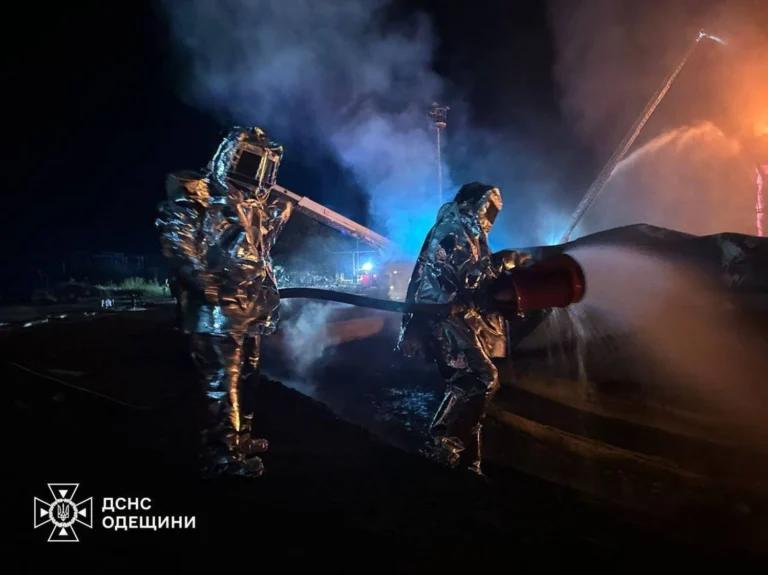 “Усе це – демонстративні удари” – Зеленський про нічну атаку рф, що зачепила газорозподільну станцію на Одещині