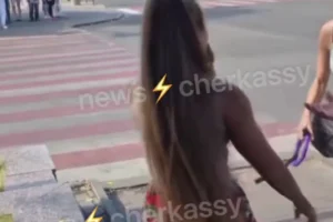 Жінка накинулася на співачку під час вуличного виступу в Черкасах, нападницю знайшли - поліція