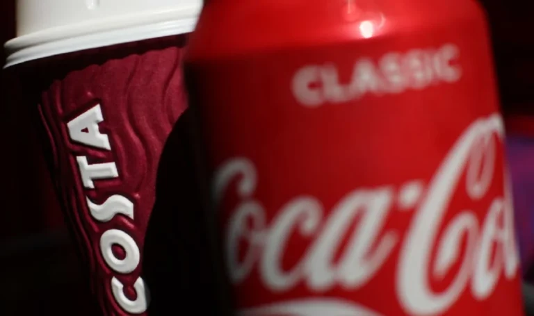 Coca-Cola готує продаж найбільшої мережі кавʼярень у Британії, попри можливі багатомільярдні збитки – SkyNews
