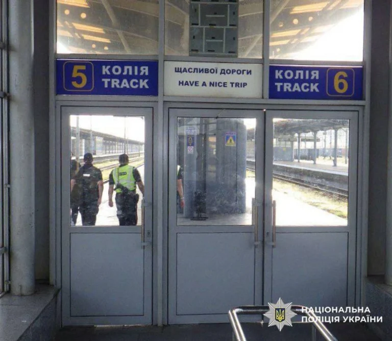 Заліз на дах електропотягу зробити селфі: у Києві помер чоловік, якого днем раніше вразило струмом