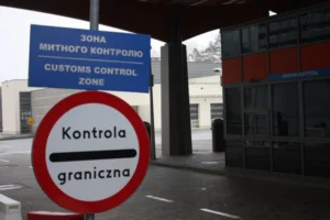 Львівські митники пропустили вантажівки без сплати митних платежів: прокуратура відкрила провадження