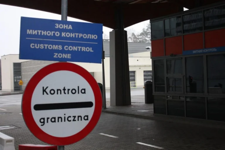 Львівські митники пропустили вантажівки без сплати митних платежів: прокуратура відкрила провадження