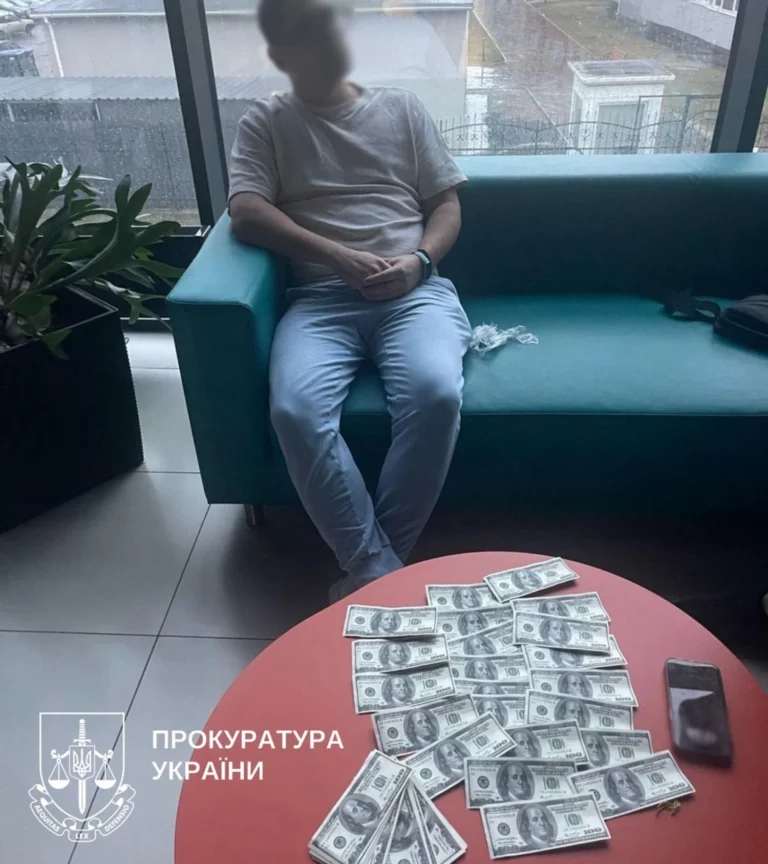 Організували виїзд чоловіка за кордон поза пунктами пропуску за $13 тис: судитимуть керівника благодійної організації та його спільника