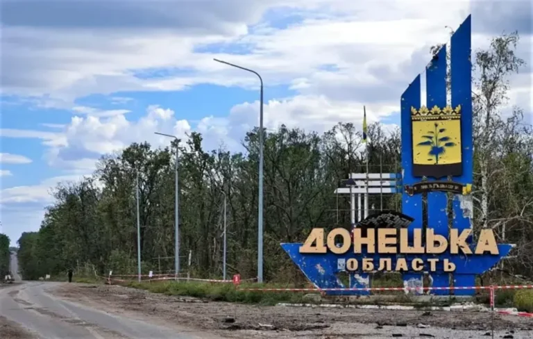 Армія рф ударила авіабомбою по місцю видачі пенсій на Донеччині: більше ніж  20 загиблих