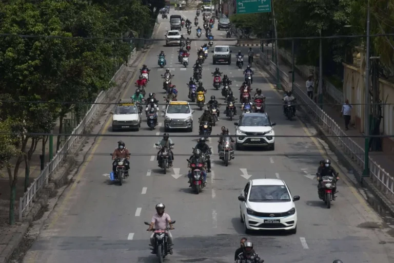 Після масових протестів у Непал повернувся спокій: у столиці скасували комендантську годинуВлада Непалу скасувала комендантську годину в столиці та прилеглих районах після призначення першої жінки-прем'єр-міністра. Це
сталося після протестів, що призвели до загибелі щонайменше 51 особи та падіння уряду.Новини Світу • 12:35 • 2926 перегляди