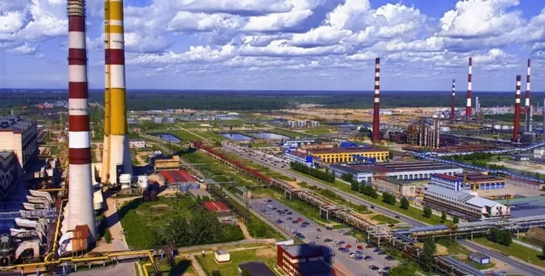 Російський нафтопереробний завод зупинив роботу ключової установку після атаки безпілотників – Reuters