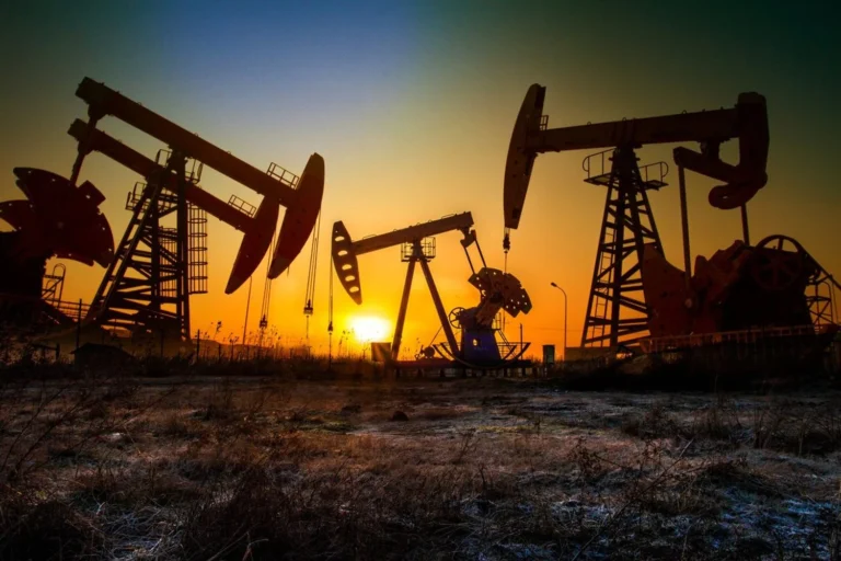 Нафта дешевшає на тлі побоювань щодо попиту в США попри зниження ставки ФРС