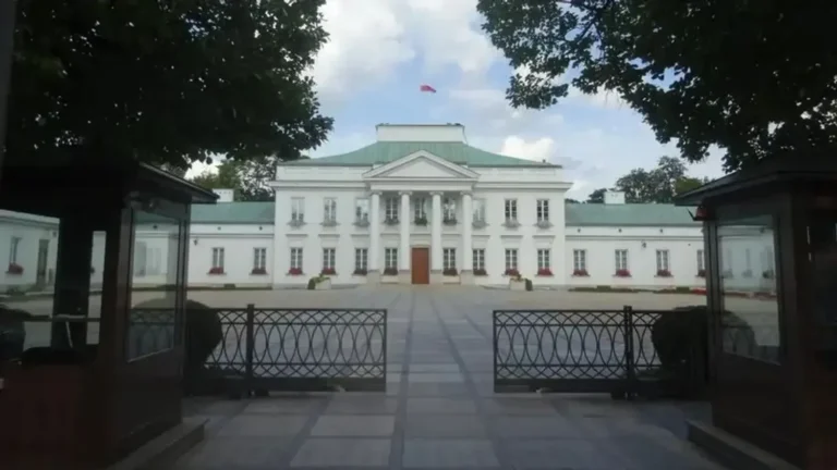 Українця вирішили депортувати з Польщі за запуск дрона над урядовими будівлями у Варшаві – ЗМІ