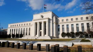 У США вперше за 9 місяців знизили ключову ставку: причини і наслідки