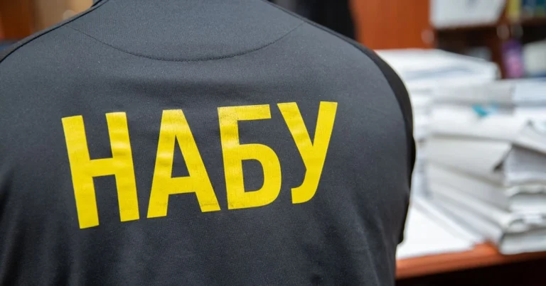 Екснардепа від "Партії регіонів" Іванющенка оголошено у розшук – НАБУНАБУ оголосило в розшук колишнього нардепа від Партії регіонів Юрія Іванющенка. Його підозрюють у легалізації 18 гектарів
державної землі на суму понад 160 мільйонів гривень.Політика • 18 вересня, 06:19 • 3162 перегляди