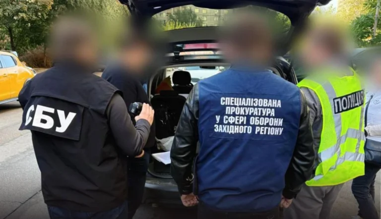 Допомагав з відстрочкою від мобілізації та виїздом за кордон: на Львівщині викрили посадовця Міноборони