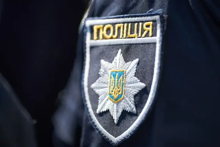 Крадіжка дитячих колготок: злодії пробирались тунелем та різали стіну