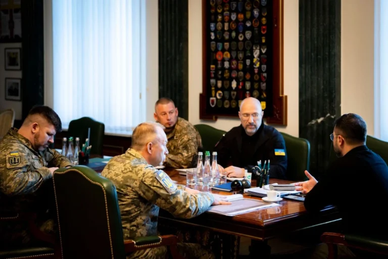 Зеленський заслухав доповідь про ситуацію на фронті: звільнено 168,8 км² території