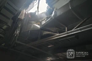 Ворожий БпЛА влучив у дах меблевого магазину в Харкові, є постраждалі