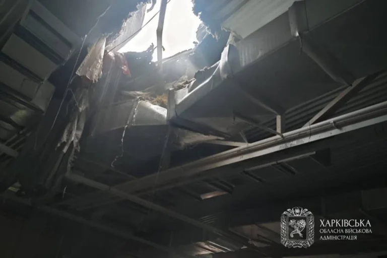 Ворожий БпЛА влучив у дах меблевого магазину в Харкові, є постраждалі