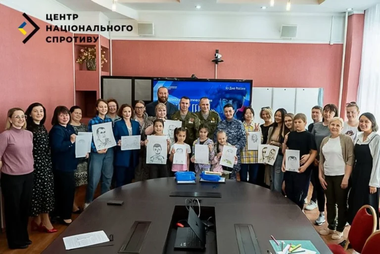 Дітей на Херсонщині примусили малювати портрети окупанта, який розповідав про війну – ЦНС