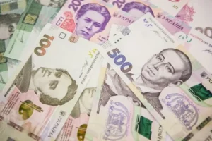 В Україні планують збільшити зарплати медикам на територіях активних і можливих бойових дій: скільки отримуватимуть
