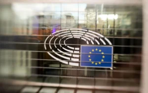 Європарламент розглядає прискорення відмови від російських нафти та газу - Bloomberg