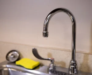 У Чернігові водоканал повністю знеструмлено після атаки рф: жителів закликають запастися водою