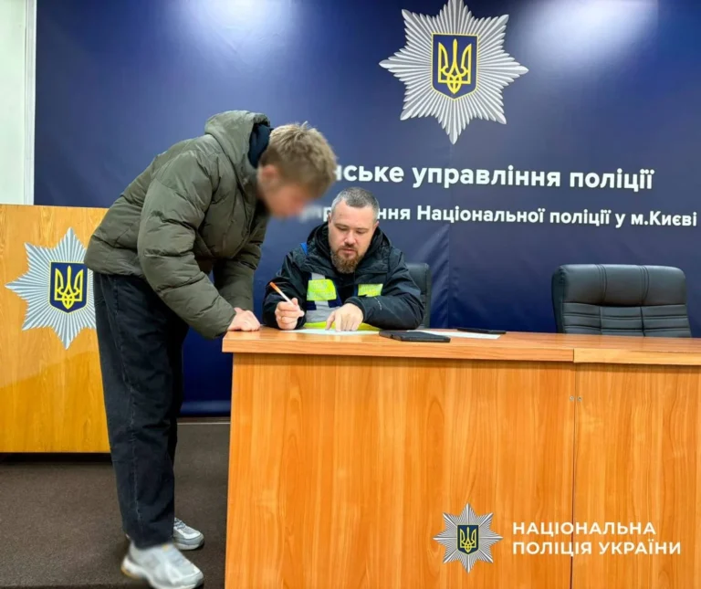 У Києві троє підлітків побили школяра на дитячому майданчику, поліція відреагувала