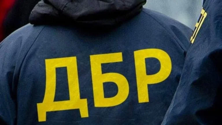 Суд конфіскував люксові авто ексначальника харківського ТЦК, оформлені на тещу – ДБР