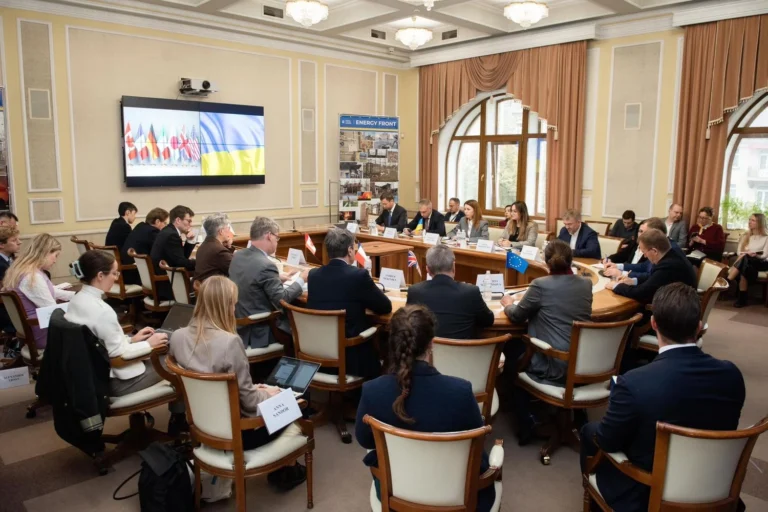 Україна передала країнам G7 перелік першочергових потреб енергетичного секторуМіністерство енергетики України передало країнам G7 перелік нагальних потреб енергетичного сектору. Серед пріоритетів — захист,
додаткові системи ППО та РЕБ, а також нарощування виробництва енергетичного устаткування.Економіка • 16:50 • 316 перегляди