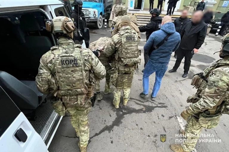 Катували людей та викрадали майно: на Тернопільщині затримали групу військових – поліція