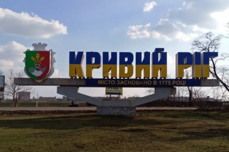 Кривий Ріг під масованою атакою дронів: понад 10 вибухів та пожежі