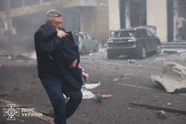 “Плювок росії в обличчя кожному, хто наполягає на мирному рішенні”: Зеленський відреагував на атаку рф дроном на дитсадок в Харкові