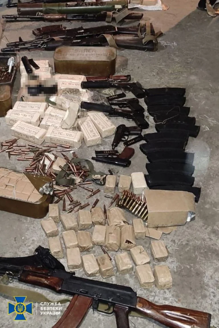 Правоохоронці затримали 9 осіб, які продавали “трофейну” зброю в Україні: вилучили гранатомети й автомати