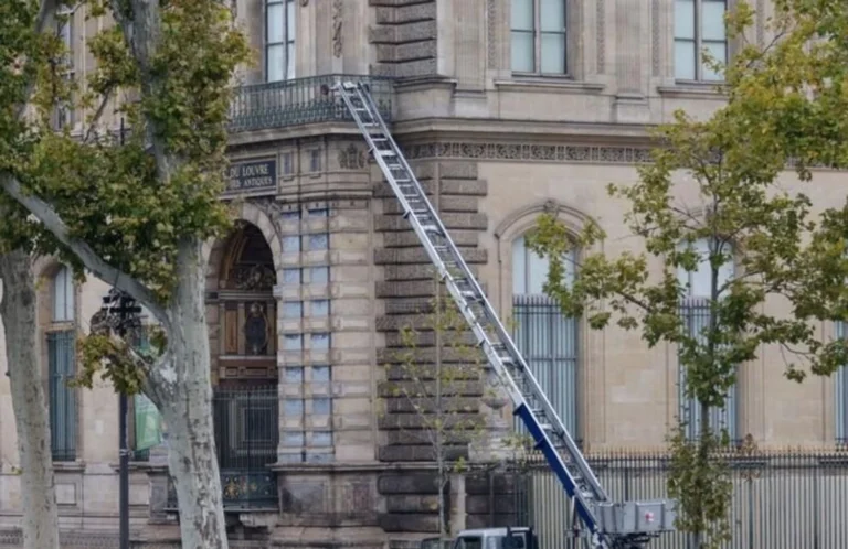 Зухвале пограбування Лувру: з’явилося відео втечі грабіжників на підйомнику та скутерах