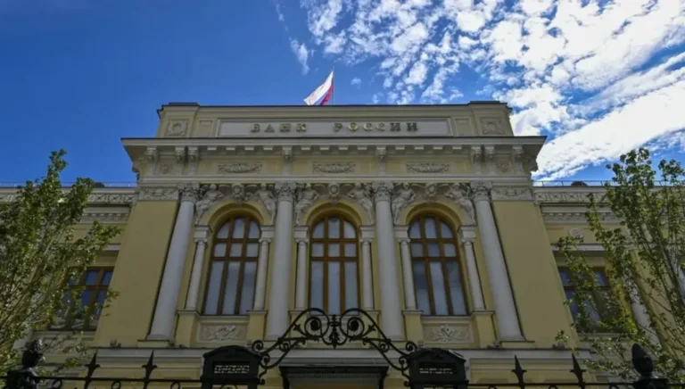 росія може призупинити зниження процентних ставок через інфляцію та атаки на НПЗ – Bloomberg