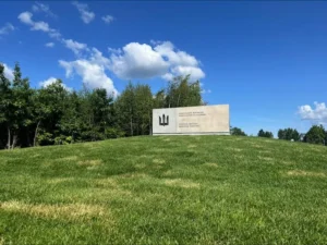 Суд відмовив в апеляції щодо заборони почесних поховань на Національному військовому меморіальному кладовищі