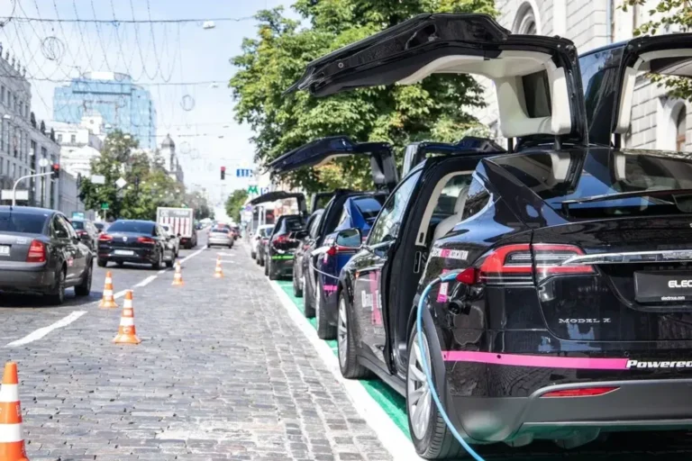 Українці рекордно наростили купівлю нових авто: китайський BYD продовжує лідирувати