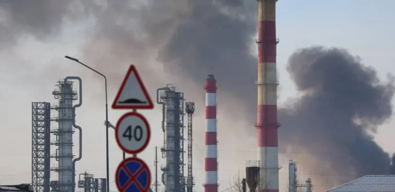 Волгоградський нафтопереробний завод росії призупинив роботу після атаки українських дронів – ЗМІ