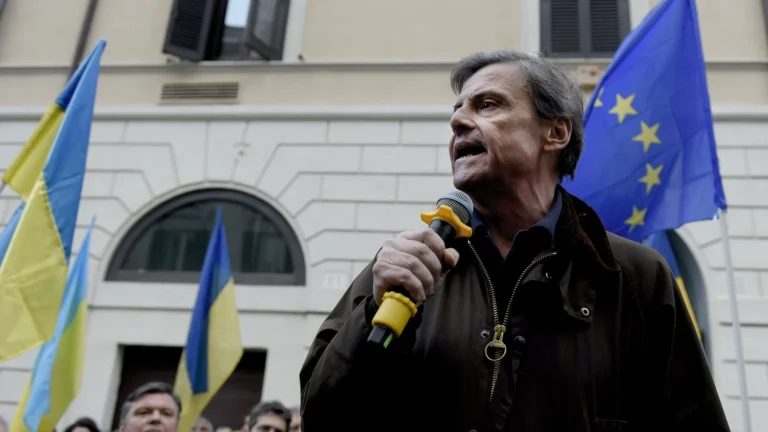 Італійський сенатор Карло Календа зробив татуювання з гербом України