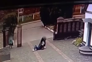 Під Києвом чоловік напав на жінку на території монастиря: зловмисника затримано