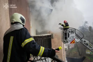 У центрі Києва спалахнула квартира: попередньо, через вибух зарядної станції