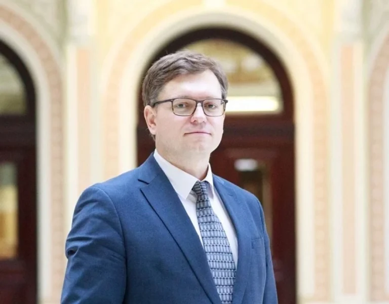 ЕксклюзивСуд відновив розслідування кримінальної справи проти головного юриста НБУ Олександра ЗимиПечерський райсуд Києва скасував постанову про закриття кримінального провадження щодо директора юридичного департаменту НБУ
Олександра Зими. Справа стосується можливого зловживання службовим становищем та повернена на розслідування.Суспільство • 27 листопада, 13:37 • 38846 перегляди