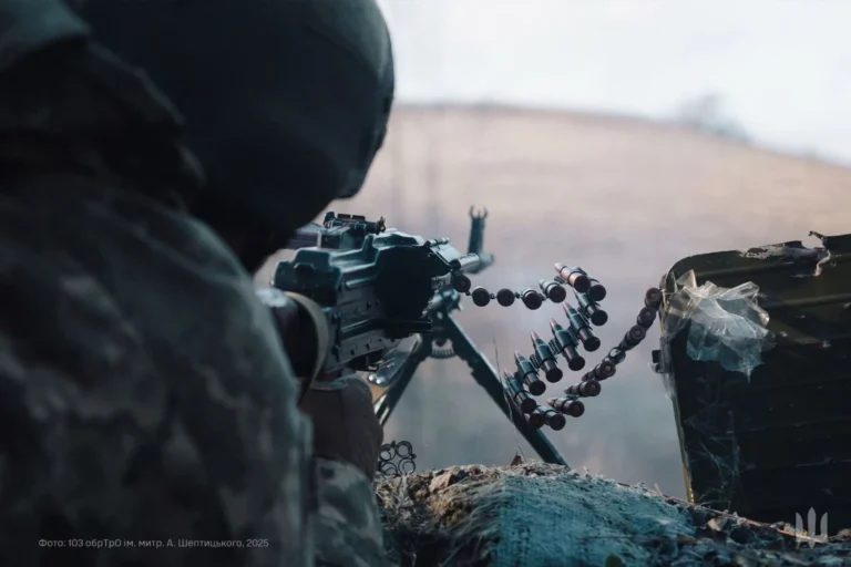 На фронті зафіксовано 112 бойових зіткнень, ворог активно діє на трьох напрямках – Генштаб